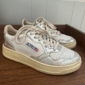 AUTRY MEDALIST LOW BICOLOR SNEAKERS IN WHITE AND SILVER LEATHER, SIZE 37